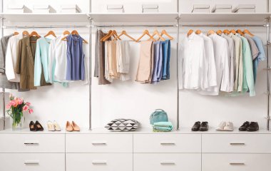 Şık bahar kıyafetleri ve aksesuarları olan modern gardırop.