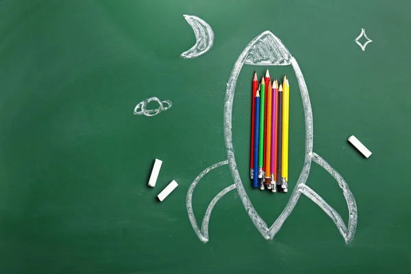 Renkli Arka Planda Kalemlerle Çizilmiş Roket — Stok fotoğraf