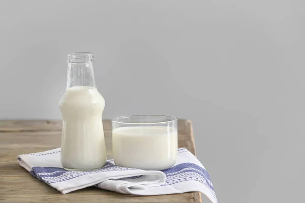 Glas Fles Melk Tafel Tegen Grijze Achtergrond — Stockfoto