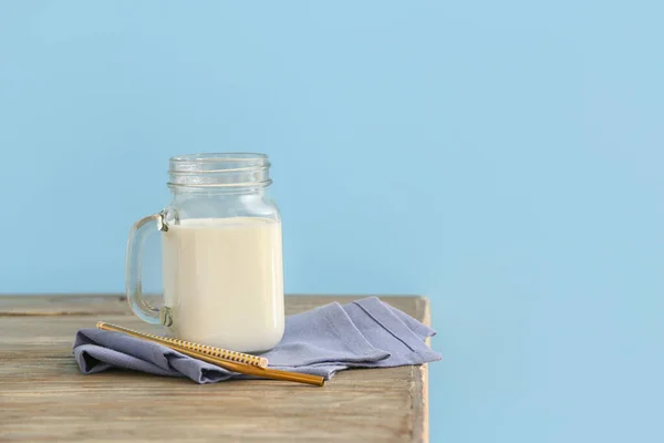 Einmachglas Mit Milch Auf Dem Tisch Vor Farbigem Hintergrund — Stockfoto