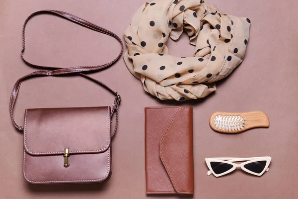 Elegante Borsa Con Accessori Femminili Sfondo Colore — Foto Stock