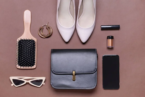 Stilvolle Tasche Mit Weiblichem Zubehör Und Handy Auf Farbigem Hintergrund — Stockfoto