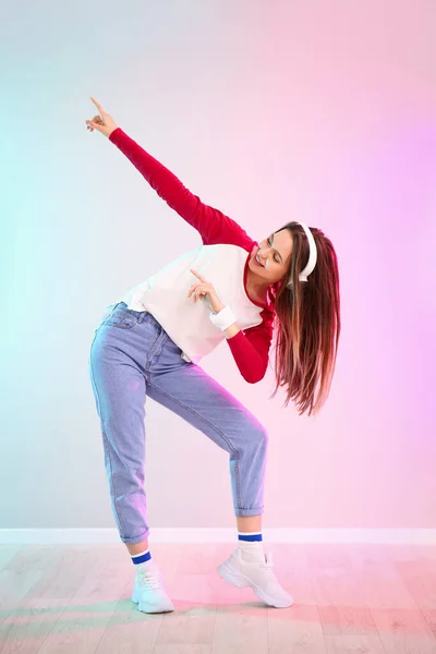 Młoda Tancerka Hip Hopowa Pod Kolor Ściany — Zdjęcie stockowe