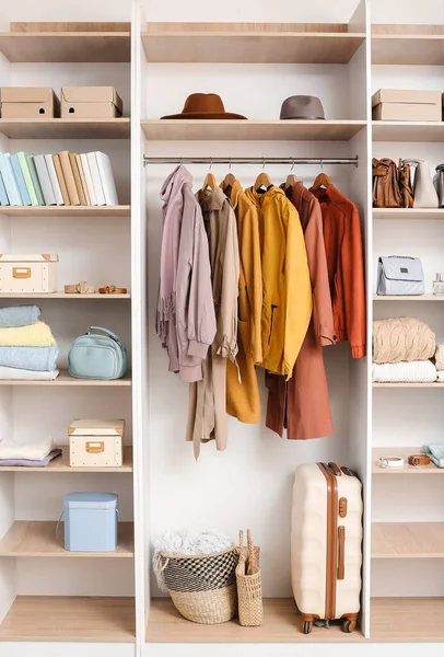 Großer Kleiderschrank Mit Verschiedenen Kleidungsstücken Und Accessoires Der Garderobe — Stockfoto