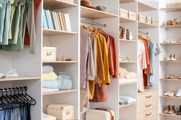 Grote Kast Met Verschillende Kleding Accessoires Kleedkamer — Stockfoto