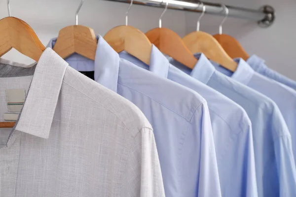 Stilvolle Männerkleidung Auf Kleiderbügel Kleiderschrank — Stockfoto