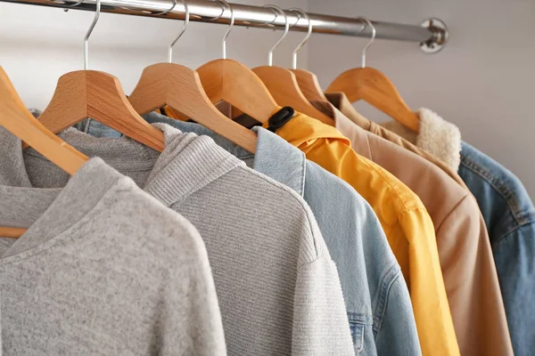 Stijlvolle Mannelijke Kleding Hanger Garderobe — Stockfoto