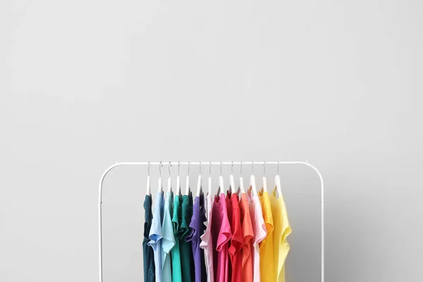 Bastidor Con Ropa Colgante Sobre Fondo Gris — Foto de Stock