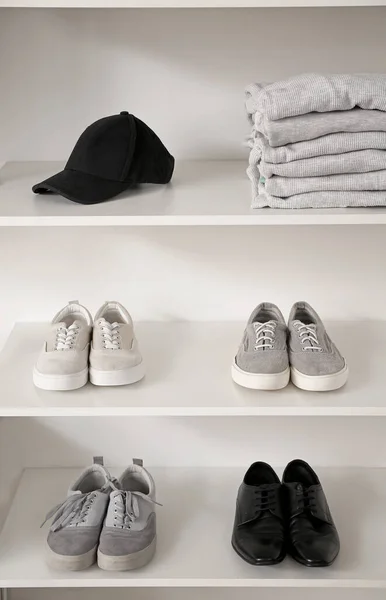 Elegantes Zapatos Masculinos Con Ropa Gorra Estantes Armario — Foto de Stock