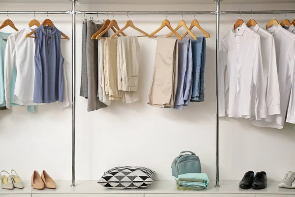 Moderne Garderobe Met Stijlvolle Voorjaarskleding Accessoires — Stockfoto