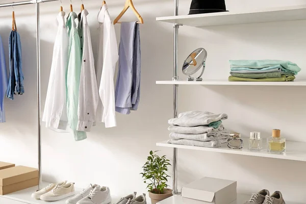 Şık bahar kıyafetleri ve aksesuarları olan modern gardırop.