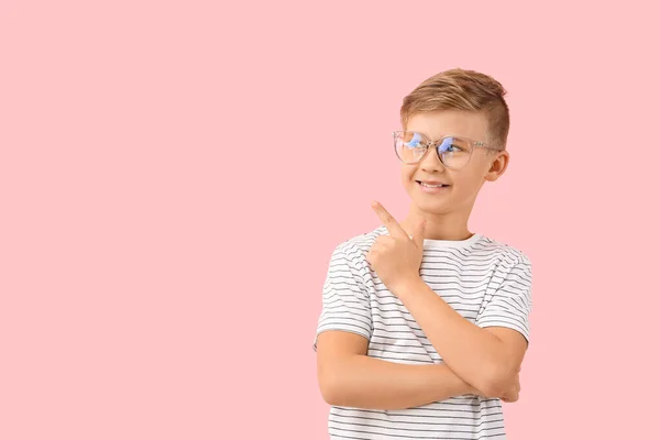 Lindo Niño Pequeño Con Gafas Que Muestran Algo Fondo Color — Foto de Stock