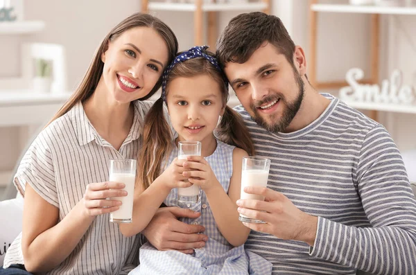 Šťastná Rodina Pije Mléko Doma — Stock fotografie