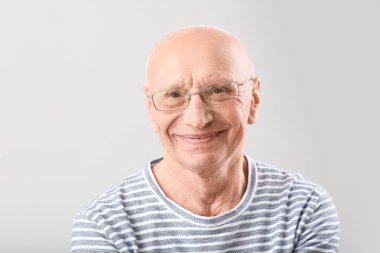 Gri arka plan üzerinde yaşlı adam portresi