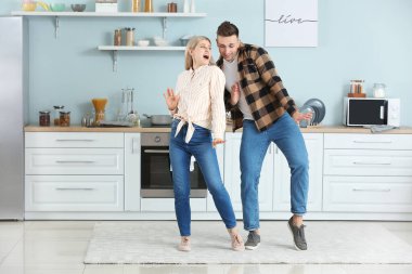 Mutfakta dans eden mutlu genç çift