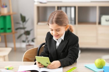 Sınıfta hesap makinesi olan şirin bir kız çocuğu.