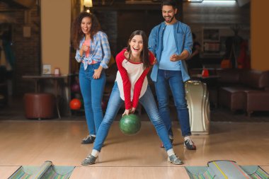 Kulüpte bowling oynayan arkadaşlar