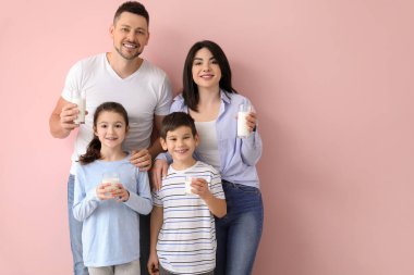 Renkli arka planda süt içen aile