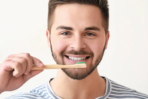 Jeune Homme Souriant Avec Une Brosse Dents Sur Fond Blanc — Photo