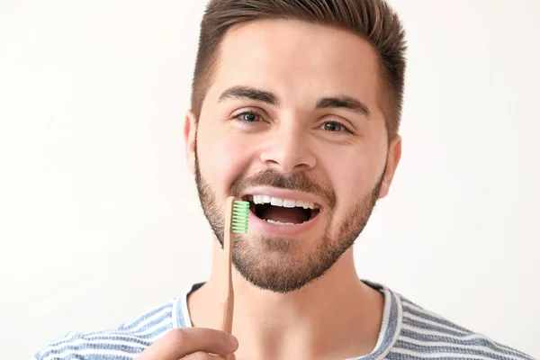 Gelukkig Glimlachen Jongeman Met Tandenborstel Witte Achtergrond — Stockfoto