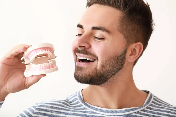 Щасливий Усміхнений Молодий Чоловік Пластиковою Моделлю Щелепи Білому Тлі — стокове фото