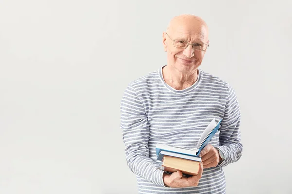 Retrato Anciano Con Libros Sobre Fondo Gris — Foto de Stock