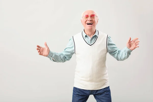 Πορτρέτο Του Ευτυχισμένου Ηλικιωμένου Άνδρα Γκρι Φόντο — Φωτογραφία Αρχείου