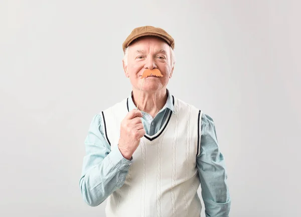 Retrato Homem Idoso Com Decoração Festa Fundo Cinza — Fotografia de Stock