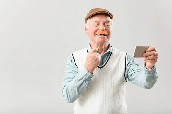 Πορτρέτο Του Ηλικιωμένου Διακόσμηση Κόμμα Λήψη Selfie Γκρι Φόντο — Φωτογραφία Αρχείου