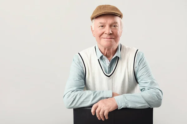 Retrato Anciano Sobre Fondo Gris — Foto de Stock