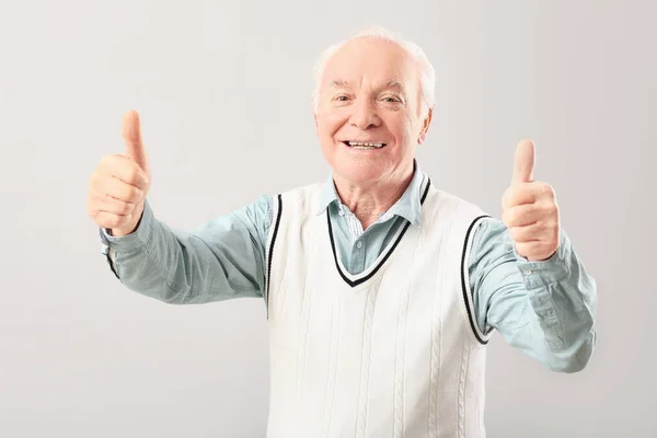 Πορτρέτο Του Ηλικιωμένου Άνδρα Δείχνει Αντίχειρα Χειρονομία Γκρι Φόντο — Φωτογραφία Αρχείου