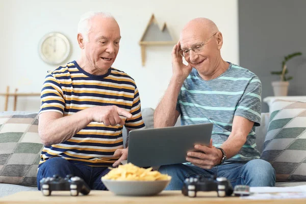 Oudere Mannen Met Laptop Die Samen Thuis Rusten — Stockfoto