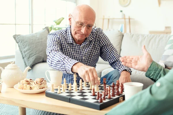 Äldre Män Schack Hemma — Stockfoto