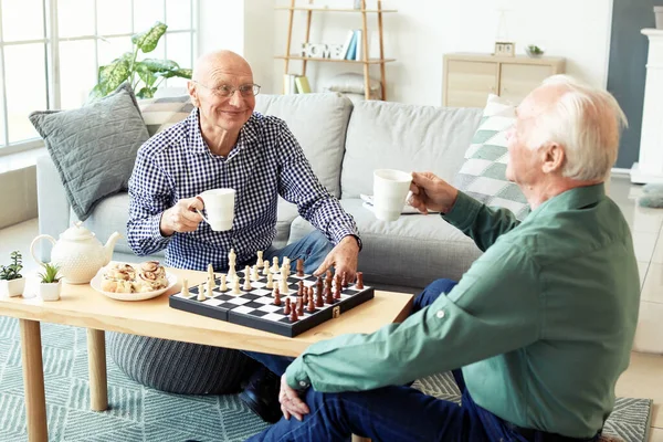 Starší Muži Hrající Šachy Doma — Stock fotografie