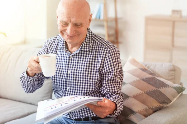 Oudere Man Die Thuis Krant Leest — Stockfoto