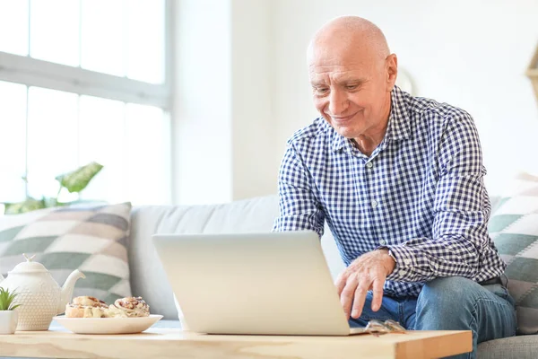 Oudere Man Met Laptop Thuis — Stockfoto