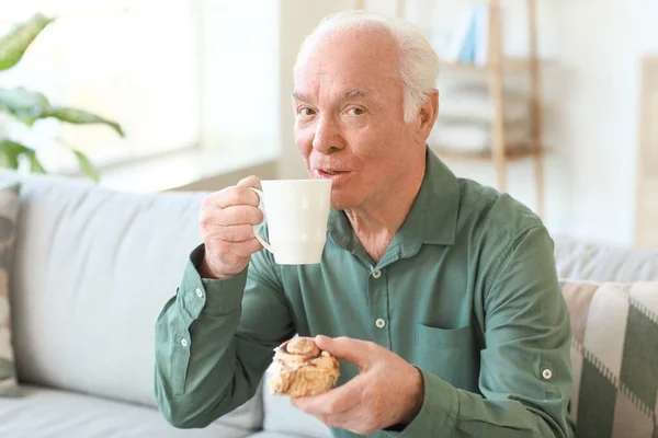 Ηλικιωμένος Άνδρας Πίνει Τσάι Στο Σπίτι — Φωτογραφία Αρχείου