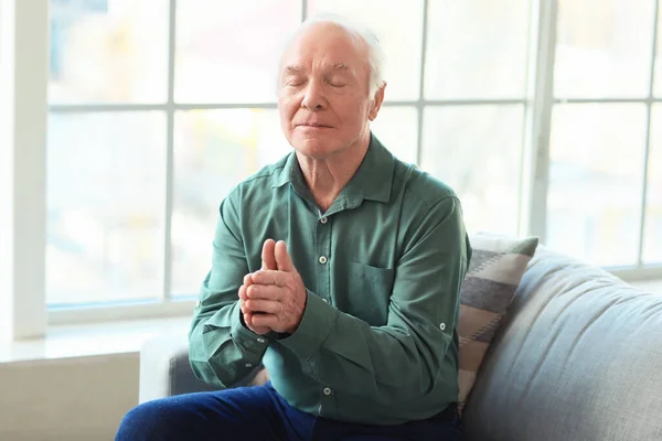 Portrait Praying Elderly Man Home — Stock Photo, Image