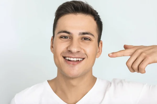 Bonito Homem Sorridente Fundo Luz — Fotografia de Stock