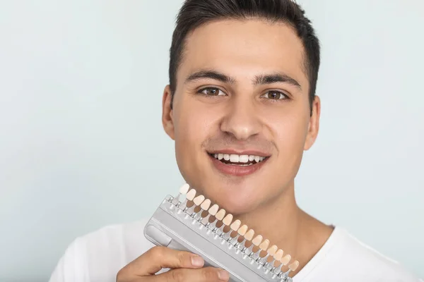 Man Teeth Color Samples Light Background — Stock Photo, Image