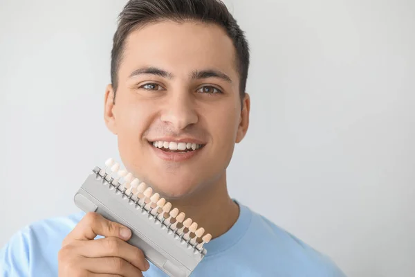 Homme Avec Des Échantillons Couleur Dents Sur Fond Clair — Photo