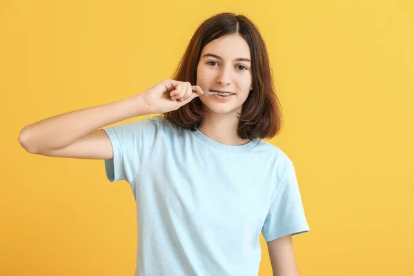 Teenage Girl Dental Braces Brush Color Background — Stock Photo, Image
