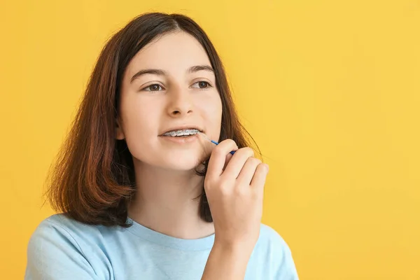 Teenage Girl Dental Braces Brush Color Background — Stock Photo, Image