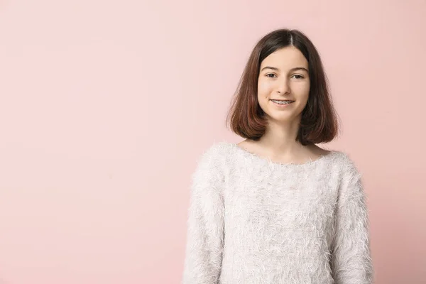 Tonårstjej Med Tandställning Färg Bakgrund — Stockfoto