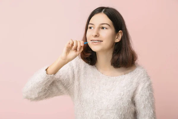 十代の女の子とともに歯ブラシとブラシ上の色の背景 — ストック写真