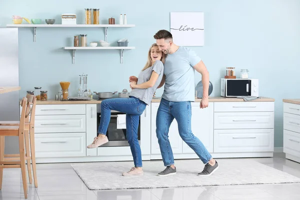 Mutfakta Dans Eden Mutlu Genç Çift — Stok fotoğraf