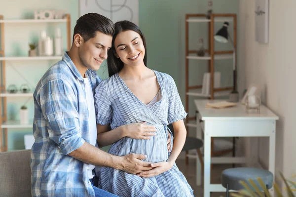 Portrait Couple Enceinte Heureux Maison — Photo