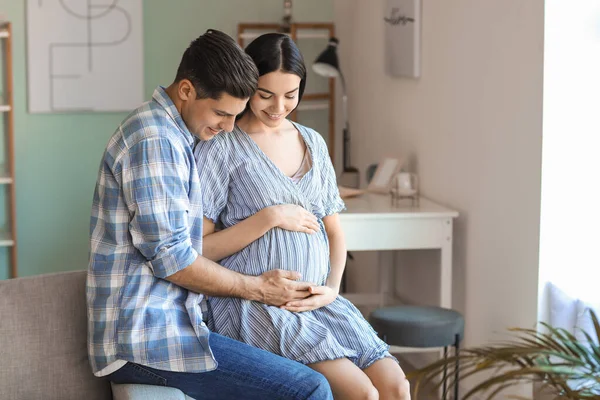 Porträt Eines Glücklichen Schwangeren Paares Hause — Stockfoto