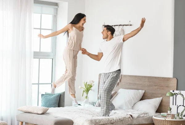 Щаслива Молода Пара Танцює Ліжку Вдома — стокове фото