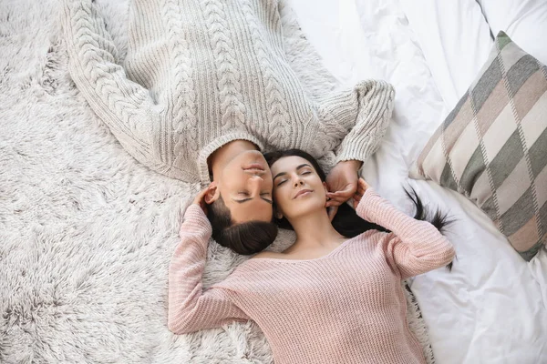 Happy Young Couple Lying Bed Home — Stock Photo, Image